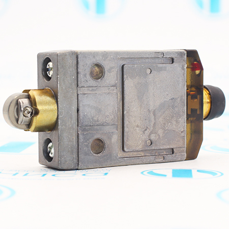 D4CC-4002 Выключатель концевой Omron